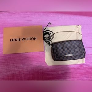 Original Louis Vuitton small leather bag. Box + dust bag included.